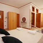 Lupiae شقة فندقية 3*